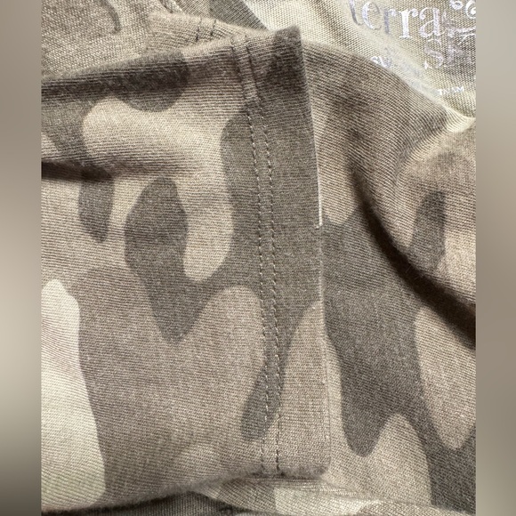 Ladies long sleeve camo tee by Terra & Sky, GUC, size 1X (16W - 18W) - Picture 7 of 8